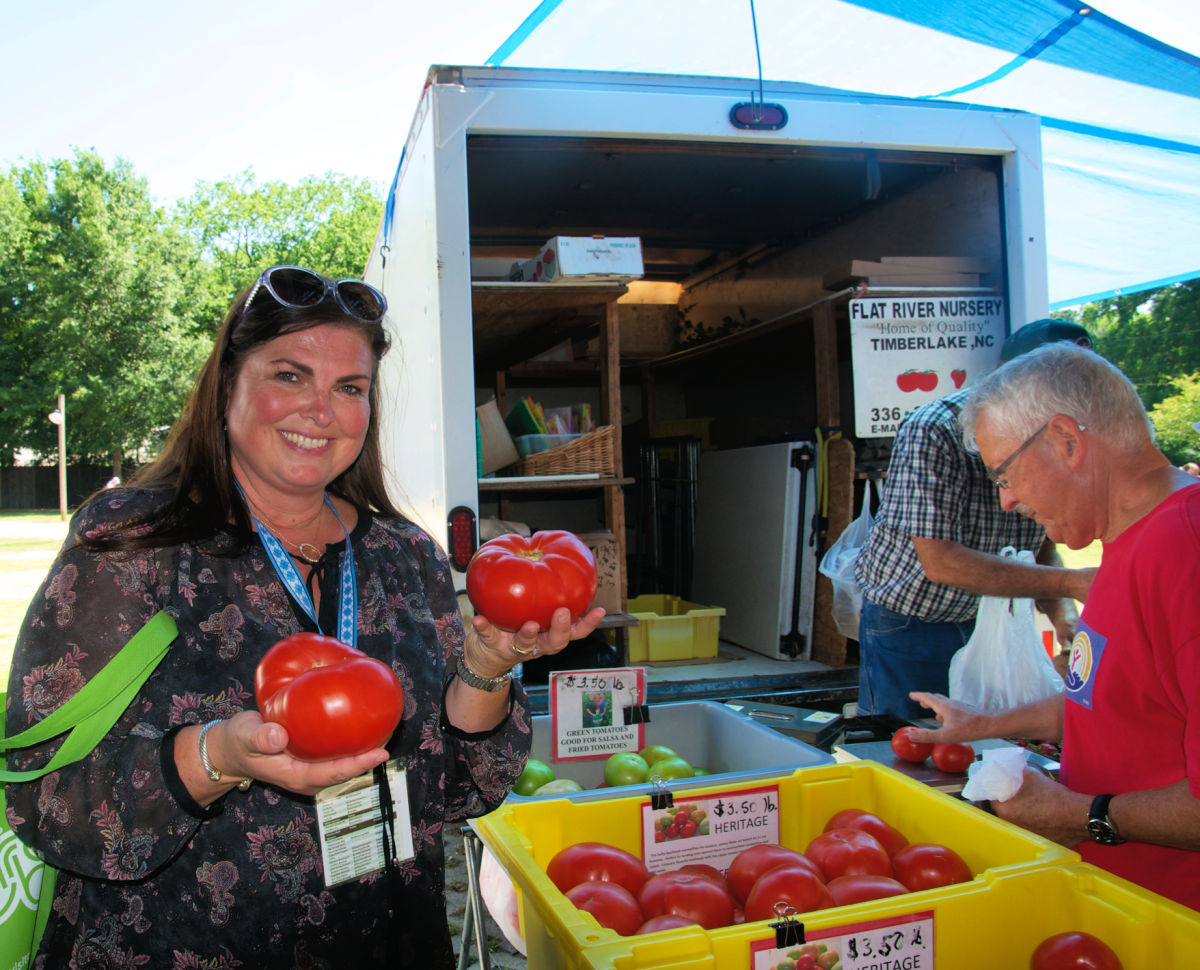 farmers-market-giant-tomatoes