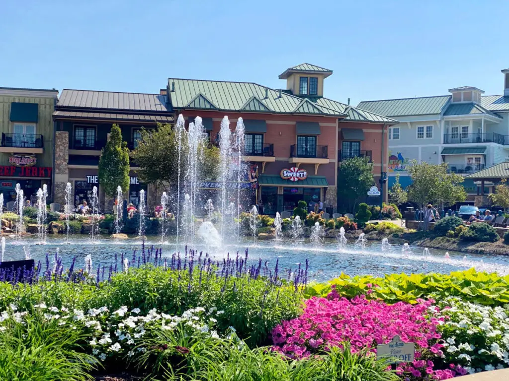 the-island-fountain-pigeon-forge