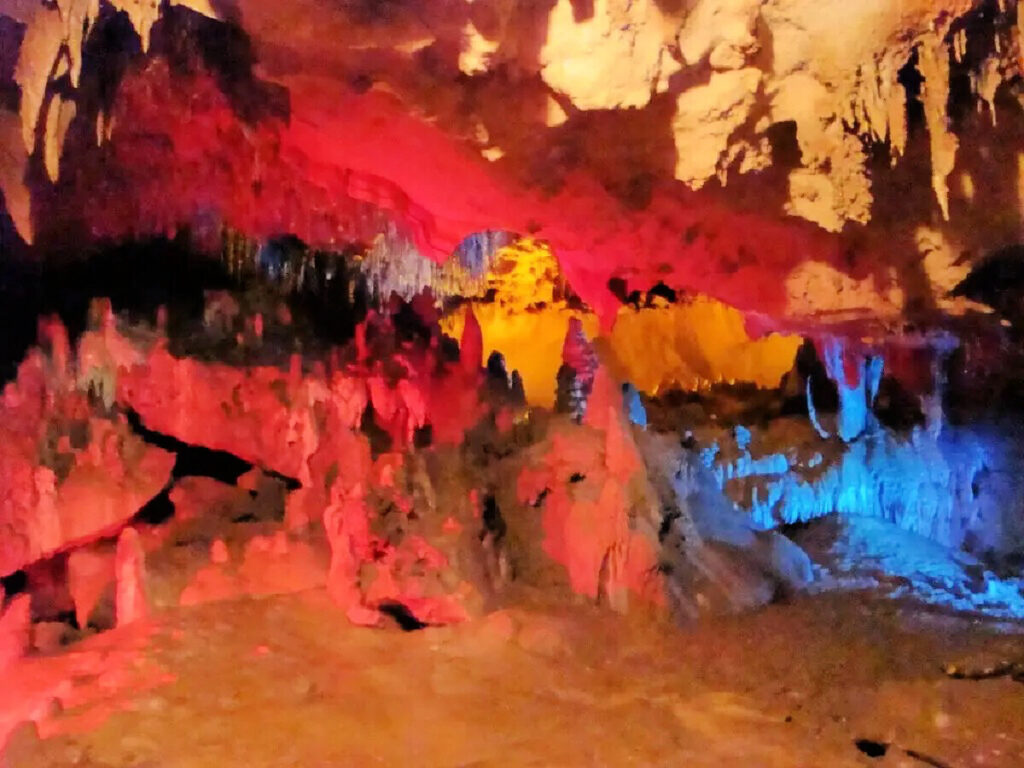 florida-caverns-colored-lights