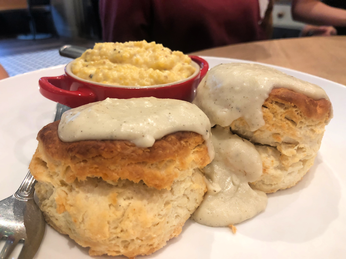 biscuits-with-gravy-and-grits