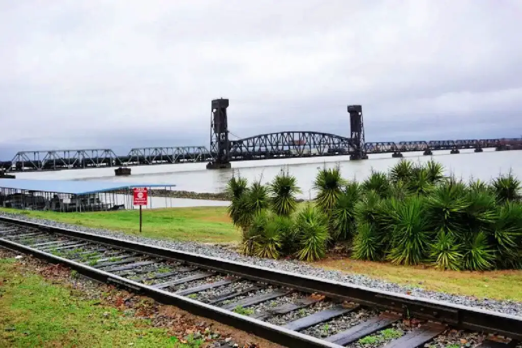 river-and-railroad-in-decatur