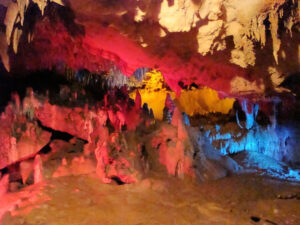 florida-caverns-colored-lights