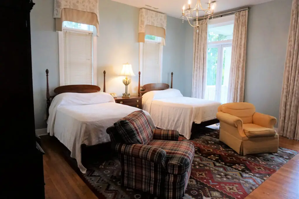 lodge-at-gorham-s-bluff-guest-room