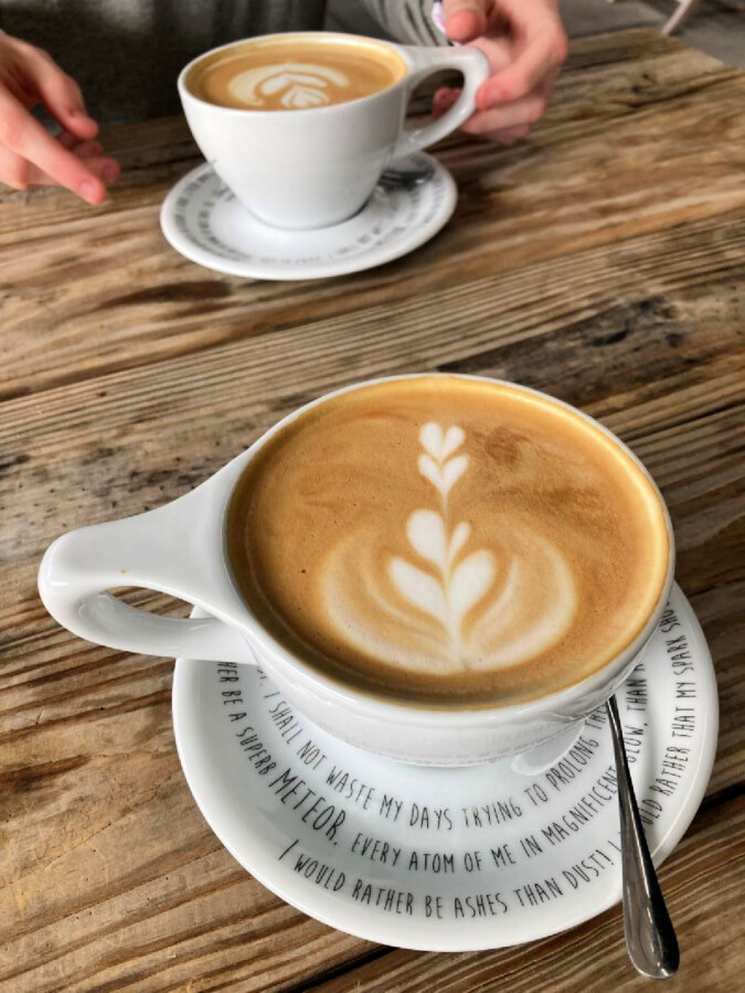 pretty-coffee-design-on-saucer