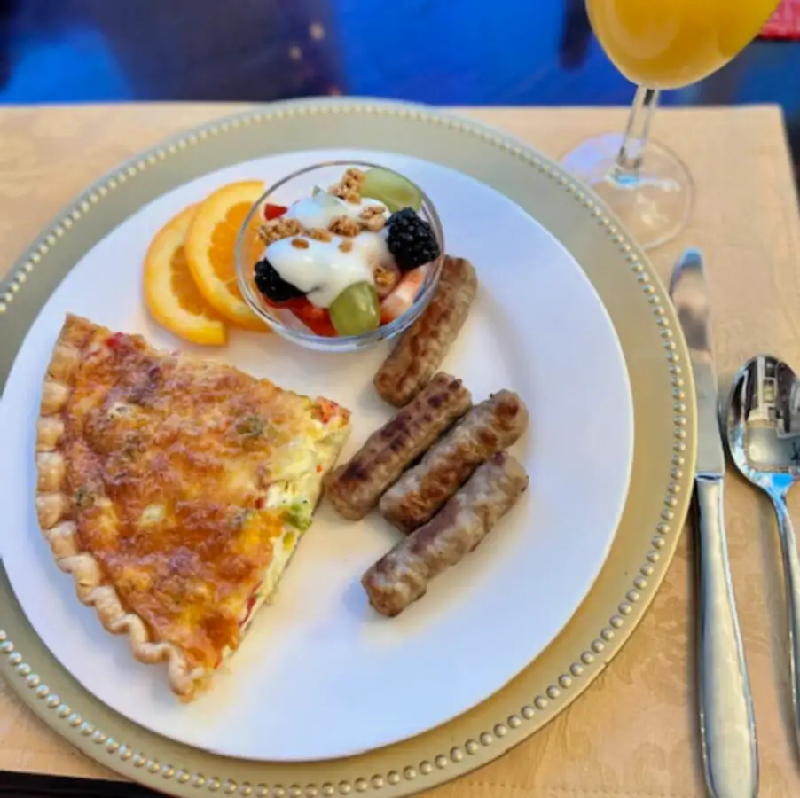 breakfast-quiche-and-fruit